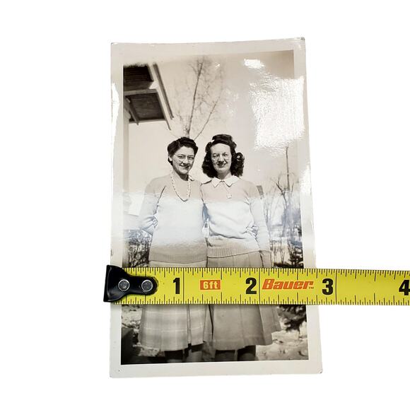 Vtg Sisters Posing Together Original Monochrome Photography Found Snapshot - Picture 3 of 4